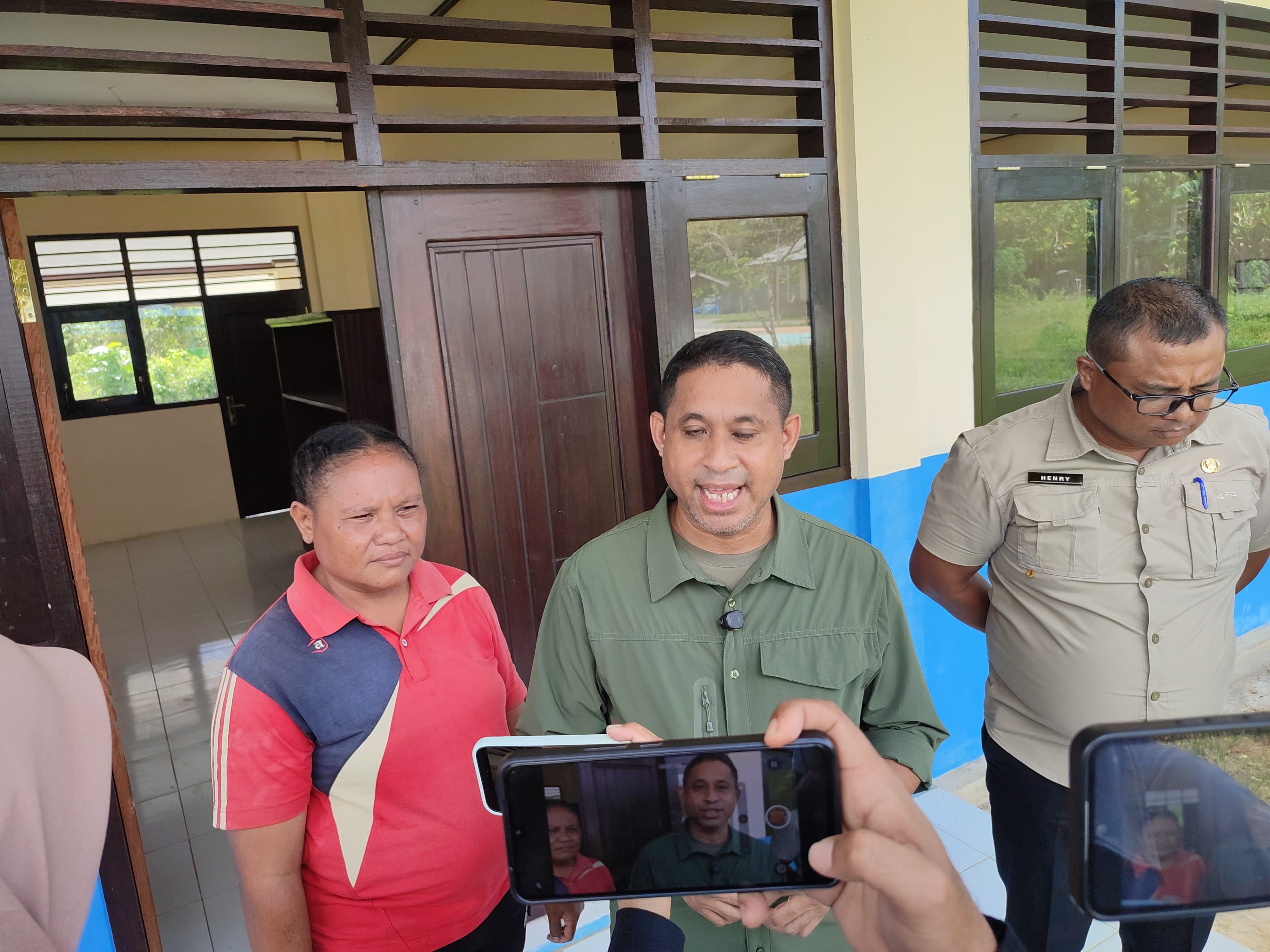 Tinjau Fasilitas Sekolah, Bupati Yohanis Manibuy: Revitalisasi Perkuat Mutu Pendidikan
