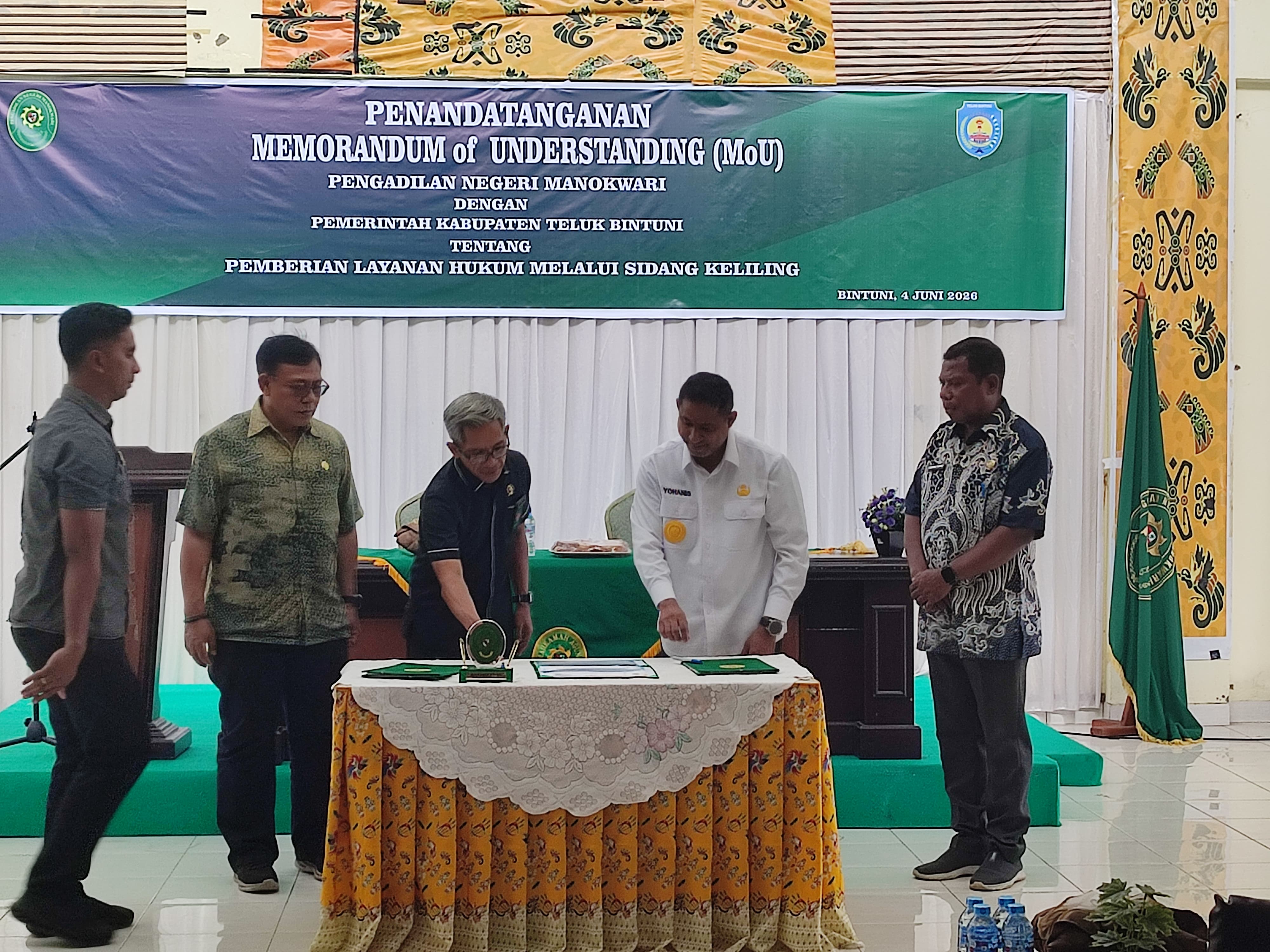 Pemkab Teluk Bintuni Adakan MoU Dengan Pengadilan Negeri Manokwari Dalam Layanan Hukum Bidang Kependudukan