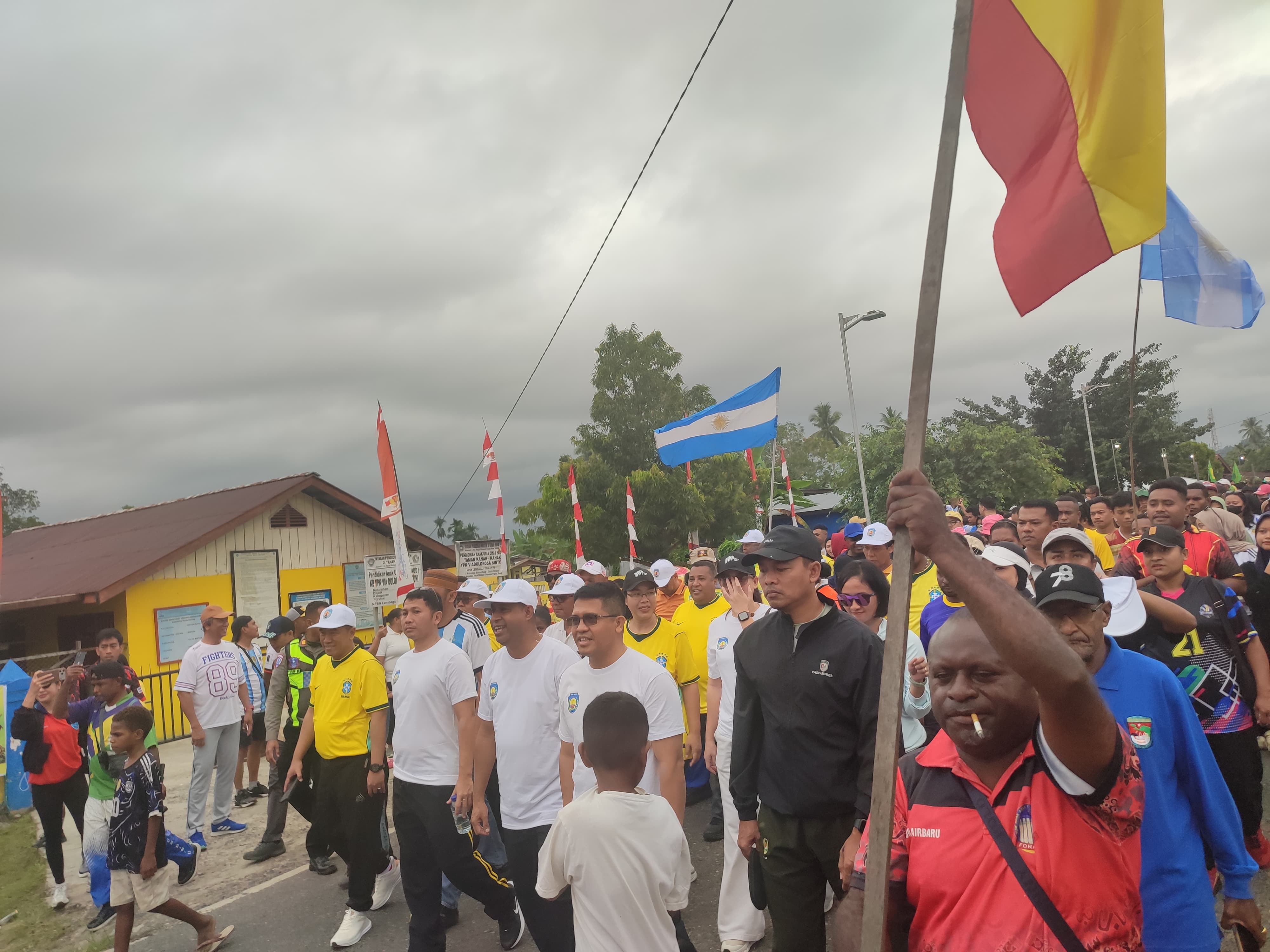 Ribuan Warga Tumpah Ruah Padati Jalan Sehat Sambut HUT ke-23 Kabupaten Teluk Bintuni