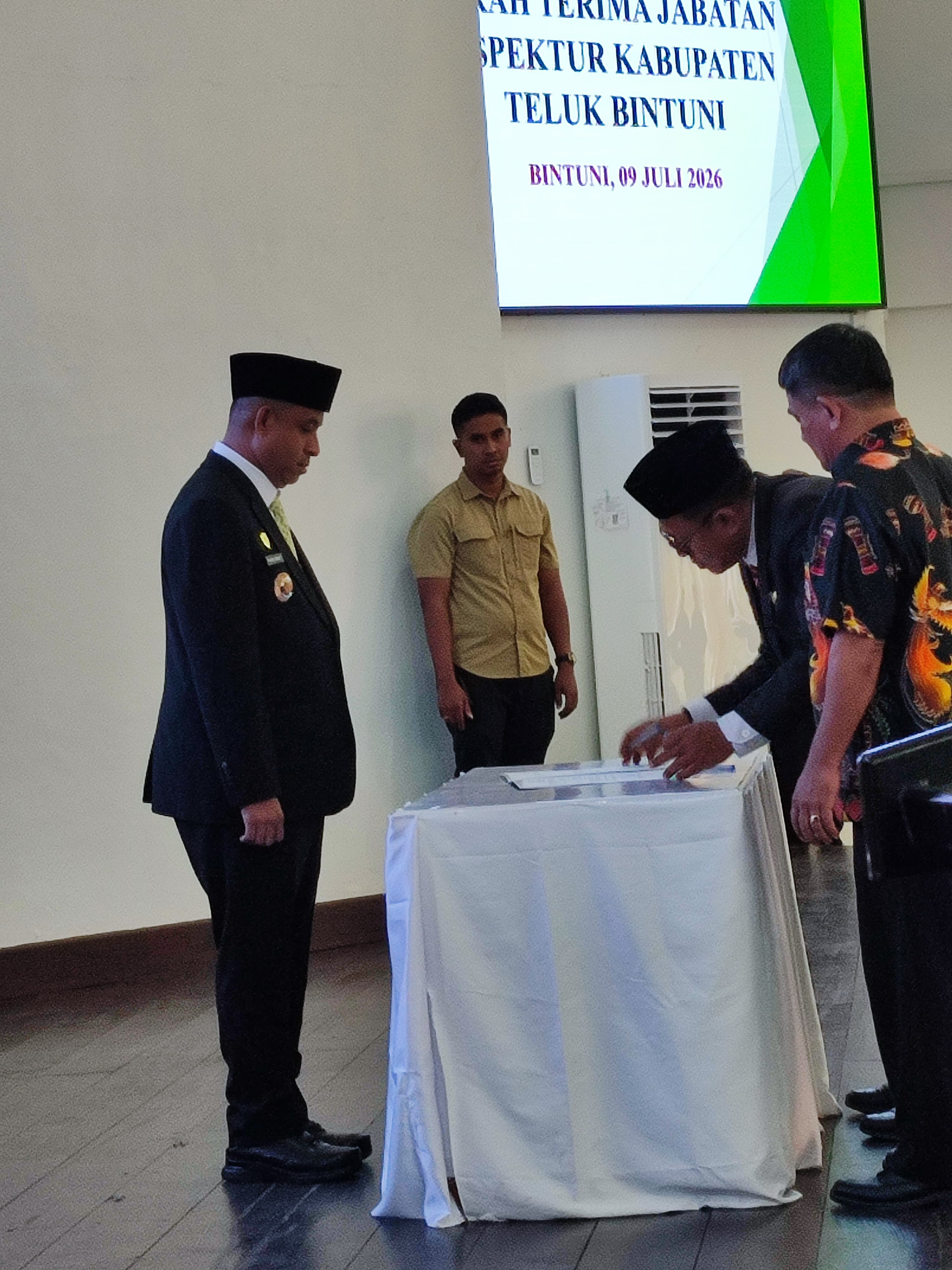 Kepala Inspektorat Bintuni Resmi di Jabat I. B Putu Suratna Sebagai Plt, Bupati Yohanis :Inspektorat Jadi Motor Penggerak Lahirnya Pemerintahan yang Bersih