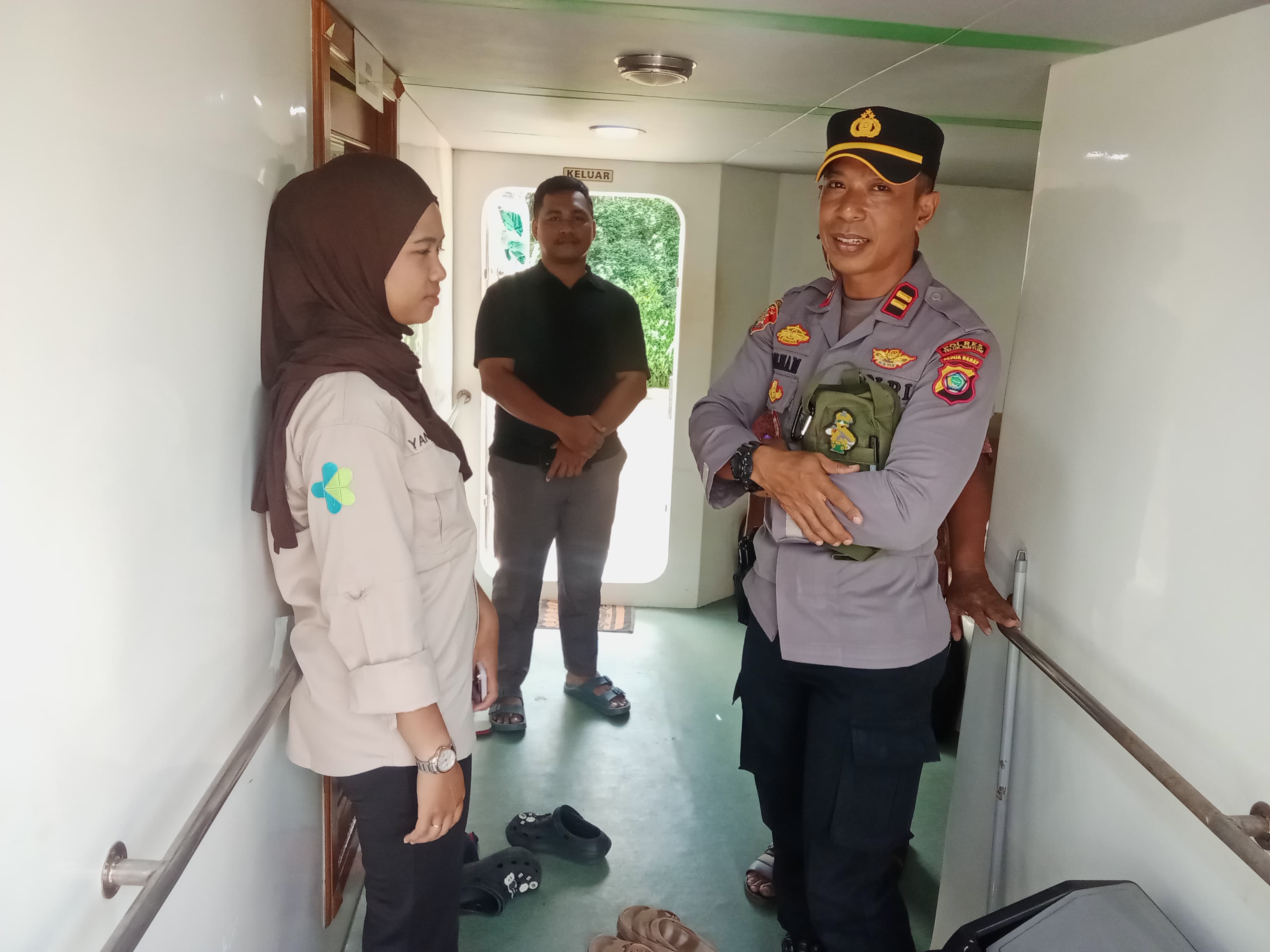 Dampingi Pelayanan Medis dan Tindakan Operasi di Kapal Bintuni Sehat, Kapolsek Aranday Mengimbau Masyarakat Manfaatkan Faskes Gratis dari Pemda