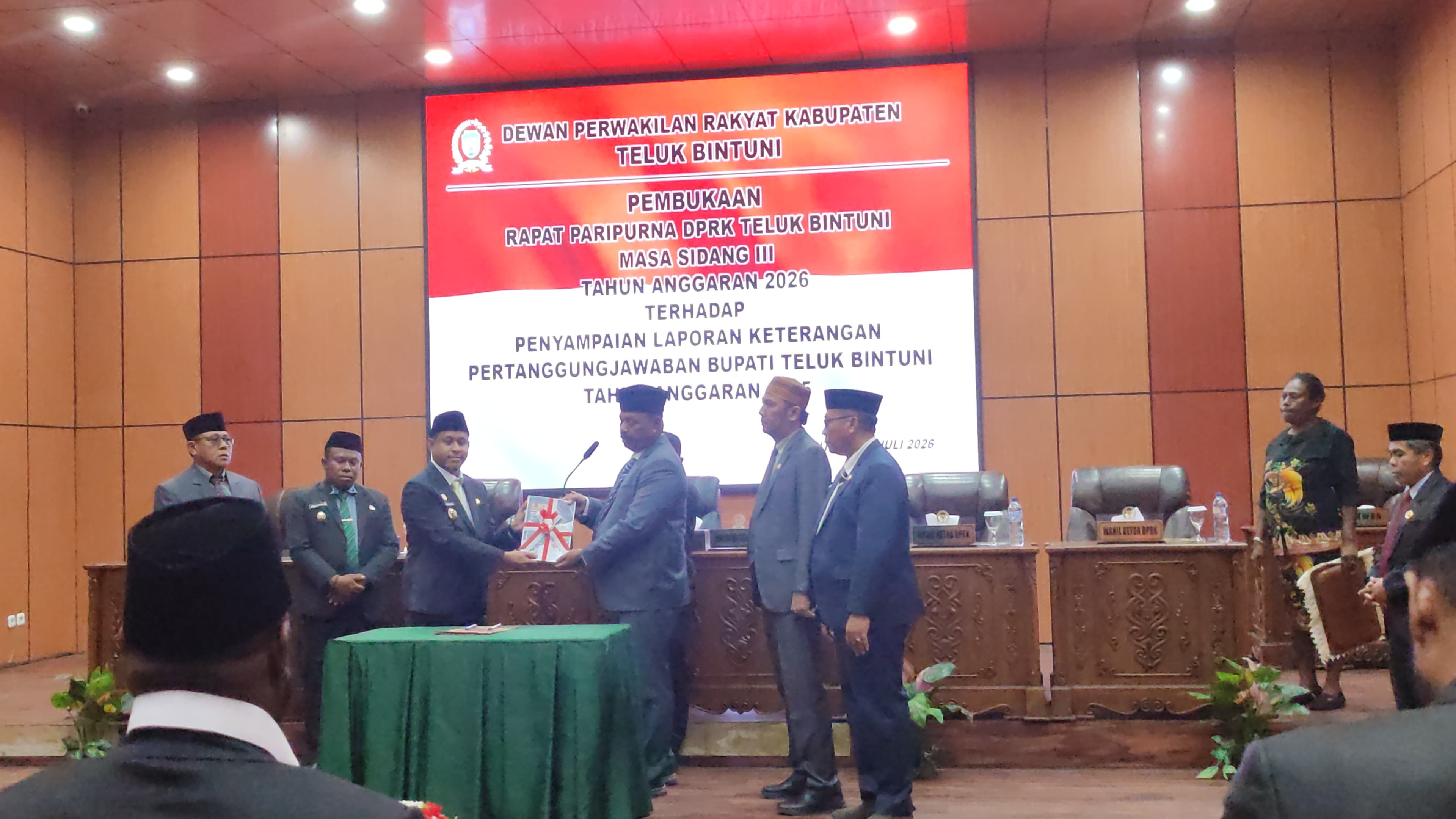 Bupati Yohanis maninuy Paparkan Capaian PAD Tahun 2025 Pada Rapat Paripurna DPRK Teluk Bintuni