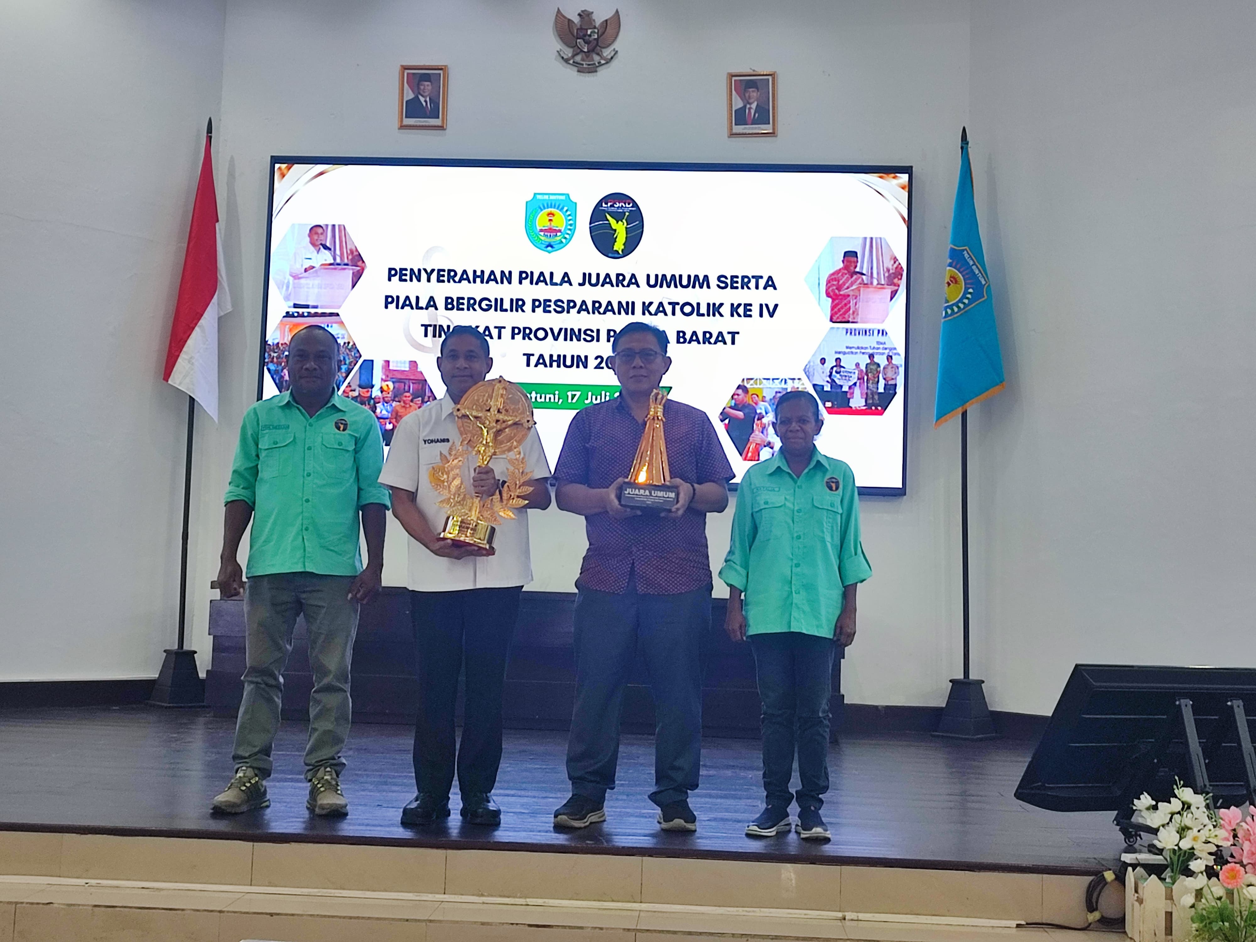 LP3KD Bintuni Serahkan Piala Bergilir Pesparani Katolik IV, Bupati Yohanis : Kami Akan Rebut Kembali Piala Ini